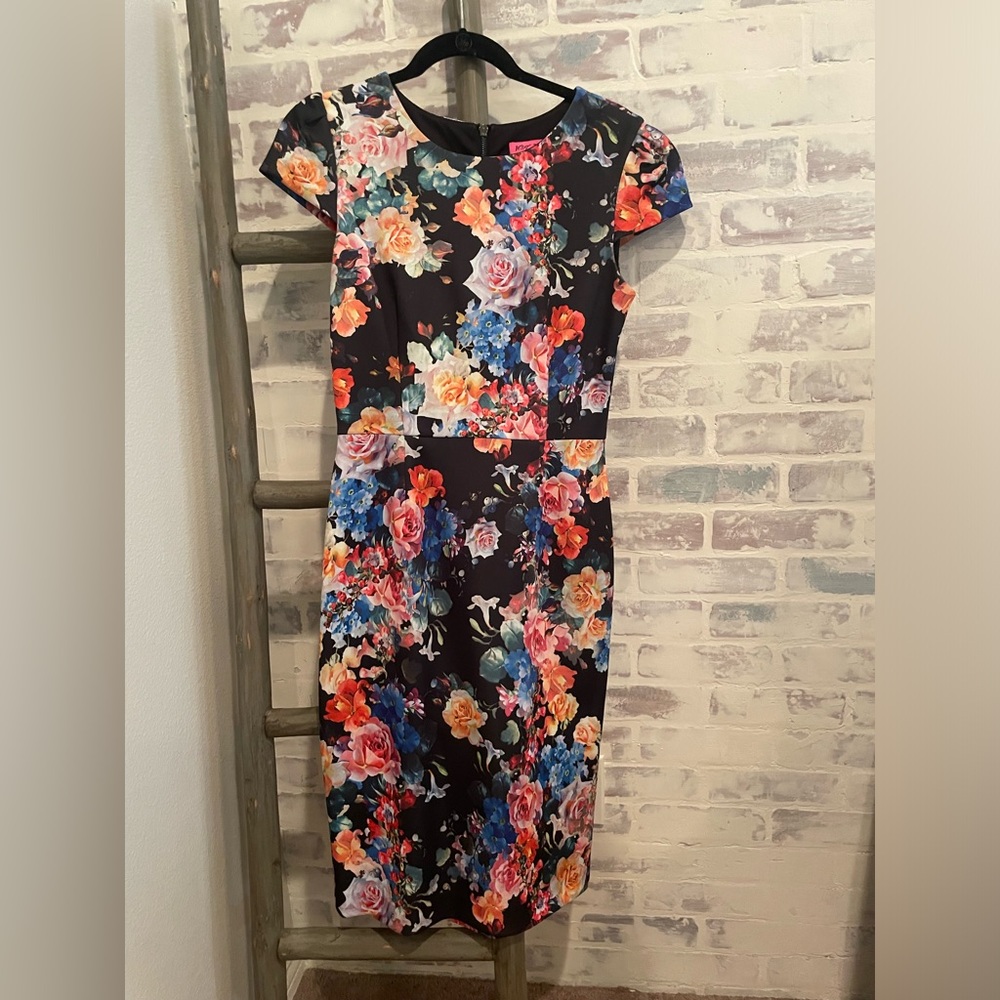 Gorgeous Betsey Johnson Floral BodyCon Dress
Women’s : Sz 6